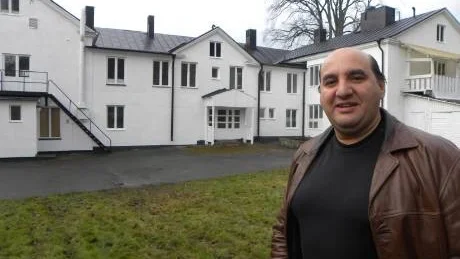 Esat Mujkic rustar Gamleby hotell där restaurangdelen ska öppnas före nyår.