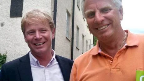 Den nya Gotlandsfärjan kommer att börja gå mellan Västervik och Visby redan sommaren 2014. Det berättade på torsdagen Västerviks kommunalråd Harald Hjalmarsson, till vänster, och Gotlands store entreprenör Pigge Werkelin. Arkivfoto: Ola Mårtensson