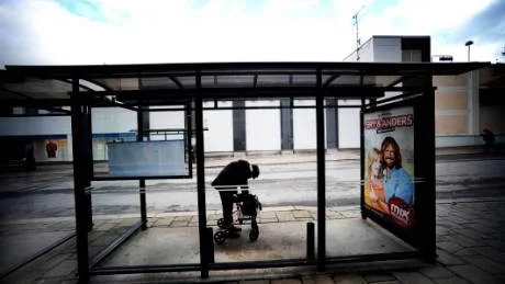 Berusade människor valde att dagligen sitta på bänkarna i de inglasade busskurerna på Spötorget i Västervik. Därför har bänkarna nu tagits bort av KLT. Foto: Ola Axman