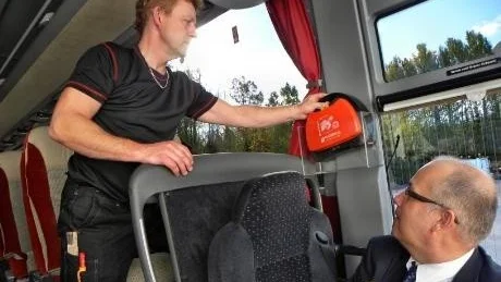 Hans Larsson ser till att hjärtstartaren sitter på plats inför den bussstur till Tyskland som Peter Gardelin påbörjade på fredagen.
Foto: Anders Jacobsson