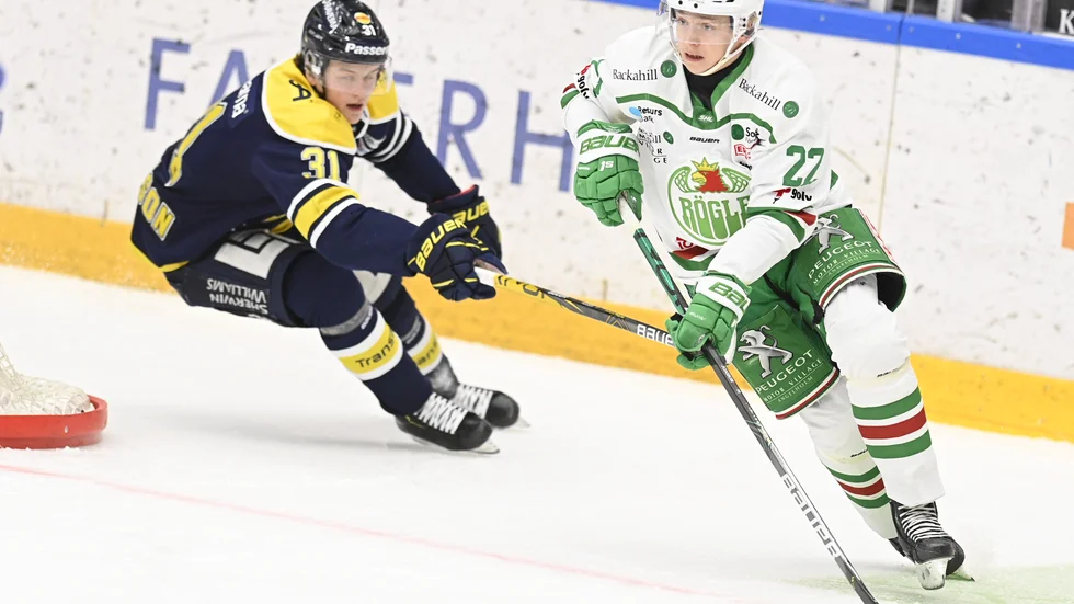 Rögles Samuel Jonsson, till höger, i en SHL-match borta mot HV71 förra året. Arkivbild.