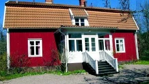 En röd liten stuga. Här på Näs bodde Astrid Lindgren sina första barndomsår