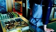 Ny på banan. Henrik Esselholm tog nyligen över restaurangen på Ekhagens golfbana. I helgen firar han påsk med familjen. Han tänker ta det lugnt, men pausar inte från matlagningen. När lammet ska grillas är det han som sköter utegrillen. Foto: Anders Liljegren
