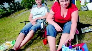 Aldrig obevakad. Peter och Helena Måhagen lämnar aldrig väskan obevakad på stranden.Foto: Anders Liljegren