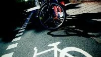 Målad fil. Vid Kvarngatan i Västervik har man målat upp en fil som cyklister kan använda eftersom det finns mötande biltrafik på gatan. Här står Mariette Edman och Camilla Holmberg från Västervik.  Foto: Ellen Kindstrand
