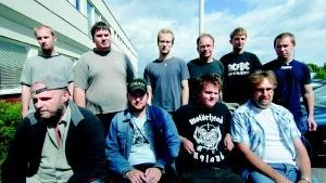 Avslutning. De som har genomfört utbildningen i marin teknik är i övre raden Andreas Forslind, Johan Söderström, Jens Halvarsson, Anders Gustavsson, Tomas Johansson och Harald Karlsson. Sittande är Anders Waltersson, Henric Anderot, Kim Pettersson Forss och Örjan Lindström.  Foto: ELIN LUNDHOLM