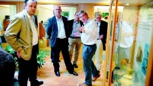 Studiebesök. Ingvar Norén, vd på Resinit visar Jan R. Andersson, Krister Örnfjäder, Mats Hugosson och Tommy Hellström företagets produkter. Foto: Anders Steiner