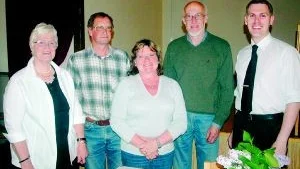 Bygdegårdskommitté. Den kommitté som nu skall jobba med Loftahammars bygdegårds framtid är från vänster Erna Gustavsson, Tommy Johansson, Kristina Hedman och Per-Olof Larsson. Längst till höger ses Albert Johansson från Västervik som representerade Bygdegårdarnas Riksförbunds Kalmardistrikt. Foto: Ingemar Petersson