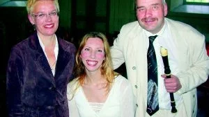 Dalhemstrio. Här är de tre som bjöd på skimrande sommarsånger i Dalhems kyrka på lördagskvällen. Marie Dimpker, Annelie Lockneman och Michael Ullgren.