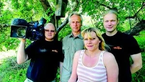 Dags för grävlingsmöte. Fotografen Peder Sjöqvist, grävlingsexperten Robert Fermergård, scriptan Frida Andersson och programledaren  Martin Emtenäs var i Västervik i somras för att filma grävlingar. I morgon, tisdag, sänds avsnittet. Arkivbild: Anders Steiner