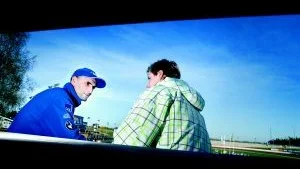 God råd. Tomasz Gollob ger gärna värdefulla tips till lovande förare. Billy Forsberg tar tacksamt som den stora stjärnan bjuder på.