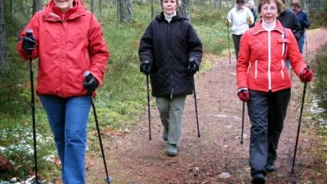 Det gäller att stava rätt för att gången ska vara välgörande för hela kroppen. I Ankarsrums PRO har stavgång startat och i täten på gårdagens motion går Elsy Andersson, Ulla Gustafsson och Hjördis Liljeberg.