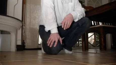 Klinkerplattor lossnar och fogarna pulveriseras i det nya huset.                      Husdrömmen blev ett helvete för familjen Nyholm som satsade stort.