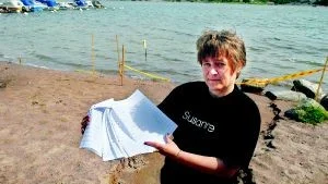 Lång protestlista. Susanne Johansson är initiativtagare av namninsamlingen gällande upprustandet av Breviksbadet.FOTO: ANDERS STEINER