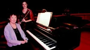 Skön underhållning. Kammarmusikföreningens ordförande, pianisten Eva Pierrou, bjöd på skön underhållning med bara kvinnliga tonsättare på fredagskvällen tillsammans med sin dotter, flöjtisten Elivi Varga. Foto: ANDERS LILJEGREN