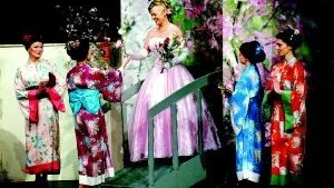 Välkomnas. Operettens huvudfigur Viktoria, Eva Svärd Mannerstedt, nu i sällskap med sin nye man, den amerikanske ambassadören, välkomnas till Tokyo med geishornas blommor.Foto: Matilda Ahl