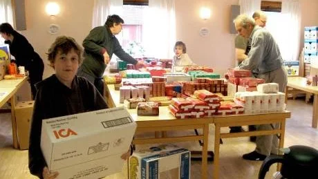Lördagsrusch. Ett fint lagarbete hos Betelkyrkan i Hjorted. Jonathan Sylvan hjälper till med ett  bära ett tungt paket.