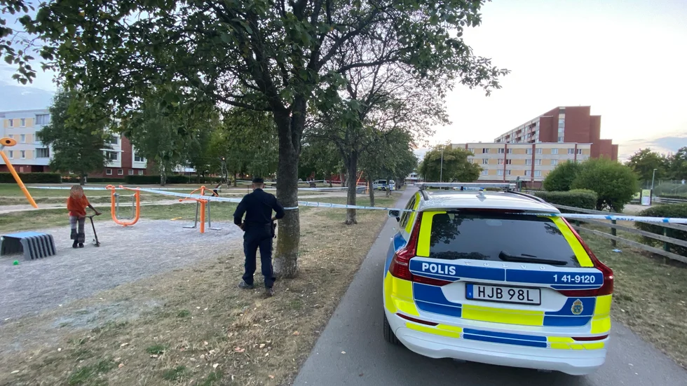 Polisen bevakar flera avspärrade platser i Årby.