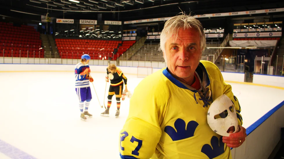 Söderportens rektor Hans Sandberg spelar Tre Kronors målvakt i TV-serien om Börje Salming. Med polisonger och mask.