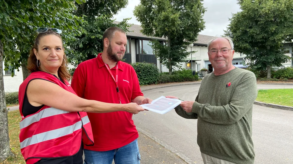 Sissi Stanic och Albin Blomquist Ekström från Kommunal lämnar över namninsamlingen för fria arbetsskor till Anders Hedeborg (S).