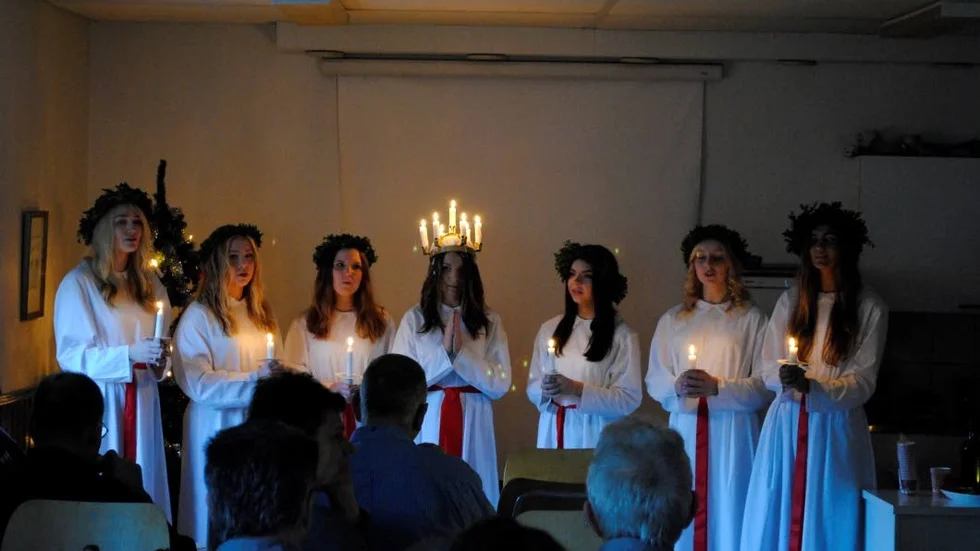 Lucia. Klockan nio på fredagsmorgonen fick Tjust mekaniska besök av Västerviks luciatåg.