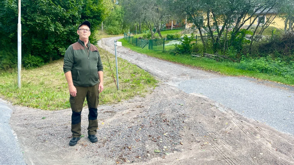 Evan Grahn visar gruset som har samlats nedanför Bergsgatan. Han tycker att det är bedrövligt att kommunen inte har löst problemet. 