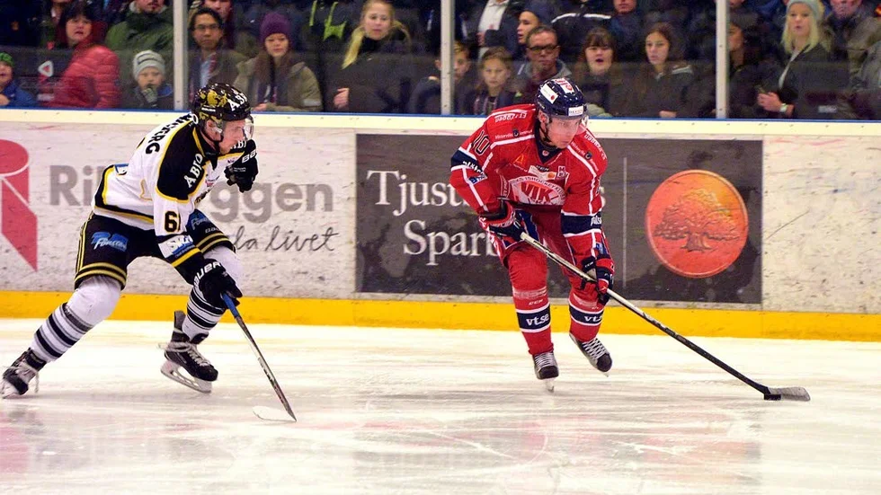 Derbyduell. Vimmerbys Emil Wahlberg försöker få stopp på VIK:s Robin Byström i premiären av Allettan.