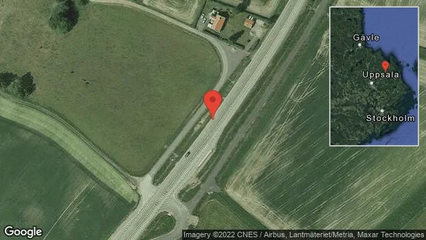 En personbil i singelolycka på väg 288
