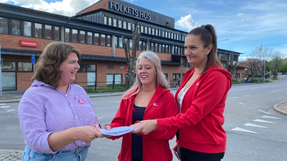 Kaisa Karro (S) tar emot namninsamlingar från Sandra Blixt och Sissi Stanic.