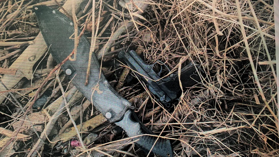 Pistol och kniv, som hittades efter rånet, i ett buskage mellan fotbollsplanen nedanför Ektorps fritidsgård och Söderleden.