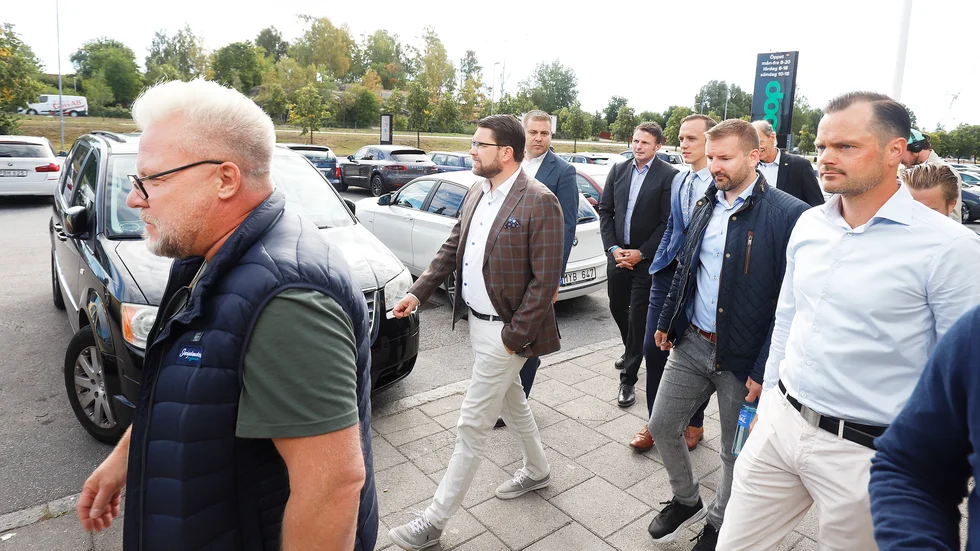 Under tisdagen gick Sverigedemokraterna en rundvandring i Årby. Partiledaren Jimmie Åkesson besökte Eskilstuna och slöt upp med bland andra partiets lokale ordförande Mikael Nygren, vice ordförande Kim Fredriksson och ledamoten Adam Marttinen. 