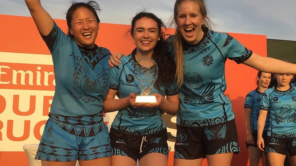 Matilda Toresäter i mitten, flankerad av landslagsspelarna Carina Trinh (t.v) och Rebecca Kearney (t.h).