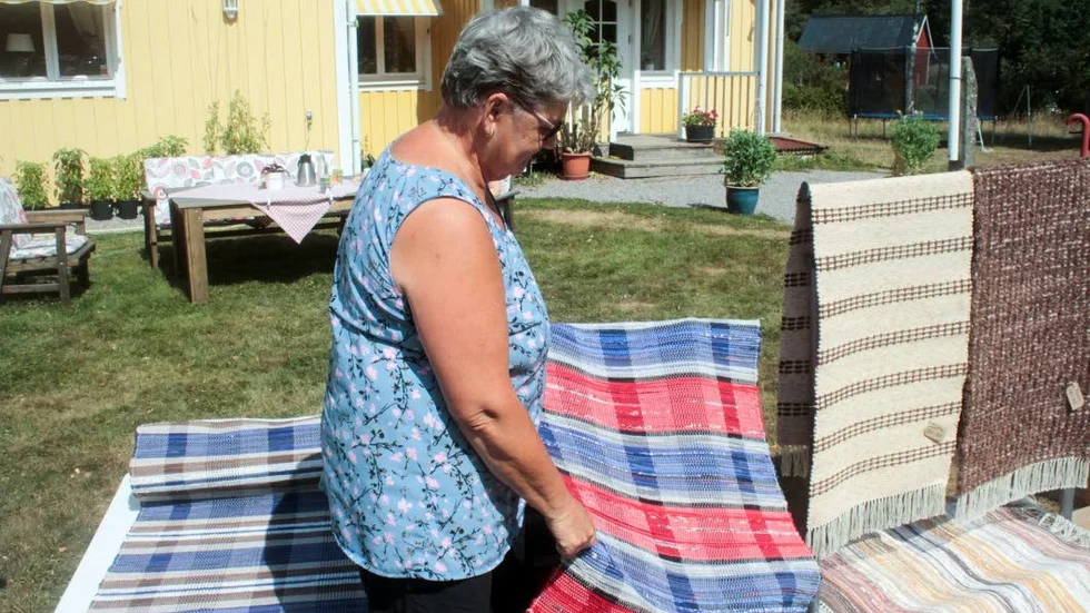 Annika Jodensvi visar upp en av sina egentillverkade mattor.