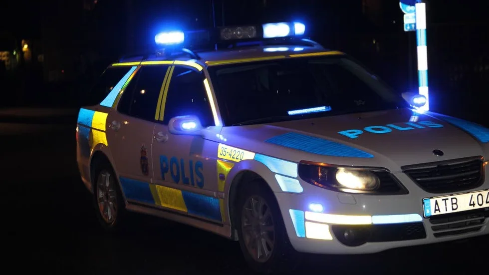 En Vadstenabo som åtalas på ett flertal punkter, bland annat försökte han bita två poliser vid ett gripande i somras. (Genrebild).