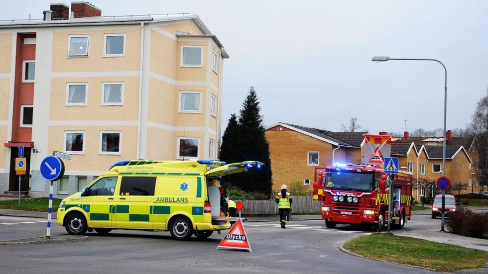 Olycka. Olyckor gör många nyfikna och vissa är i vägen för ambulanspersonalen.