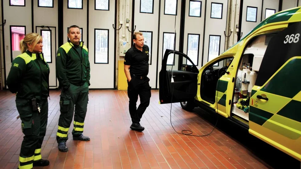 Sjukvårdare. Cecilia Bagger, Jonas Henriksson och Melker Engström arbetar som sjukvårdare på landstinget i Västervik. De har precis fått en ny ambulans att jobba i när de åker på larm.