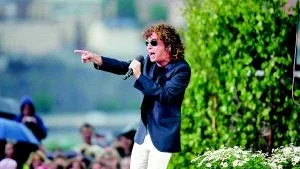 På väg mot Västervik. Magnus Uggla är på konsertturné  med Lena Philipsson och Darin i sommar och kommer till Västervik i kväll. Den 28 juni startade turnén med medverkan på Allsång på Skansen. Foto: Roger Vikström/Scanpix.