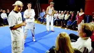 Elektras bröder berör. Fikret Cesmeli, Emma Norbeck, David Weiss och Yelda Hadodo var de fyra som gestaltade rollerna i pjäsen om hedersförtryck som spelades på Centrumgården under måndagen.FOTO ANDERS STEINER
