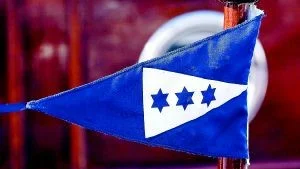 Familjeflaggan. En egen flagga har Nygrens låtit göra till sina båtar. De tre stjärnorna känner vi igen från de gamla tändsticksaskarna.