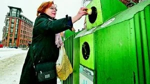 Återvinning. Vi svenskar blir allt bättre på att sopsortera. Nästan alla glasförpackningar som säljs återvinns och även tidningar och kartonger är vinnare i återvinningsstatistiken.                                                                                                                                                                                                   Foto: Scanpix/Arkiv