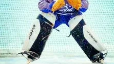 Fullständig koll på bollen. Tjust Bandys målvakt Jacob Claesson lärde sig mycket när han fick träna med Hammarby. Ett besök som inspirerade Gamlebygrabben.Foto: ANDERS LILJEGREN