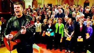 Gospel. Här står Lasse Axelsson  med alla sina  över hundra kyrkosångare bakom sig och lär hela Västerviks församling att öppna munnen så det verkligen hörs  när de tar ton. Lördagens gospelkonsert i Sankt Petri blev en riktig höjdare.Foto: Anders Liljegren