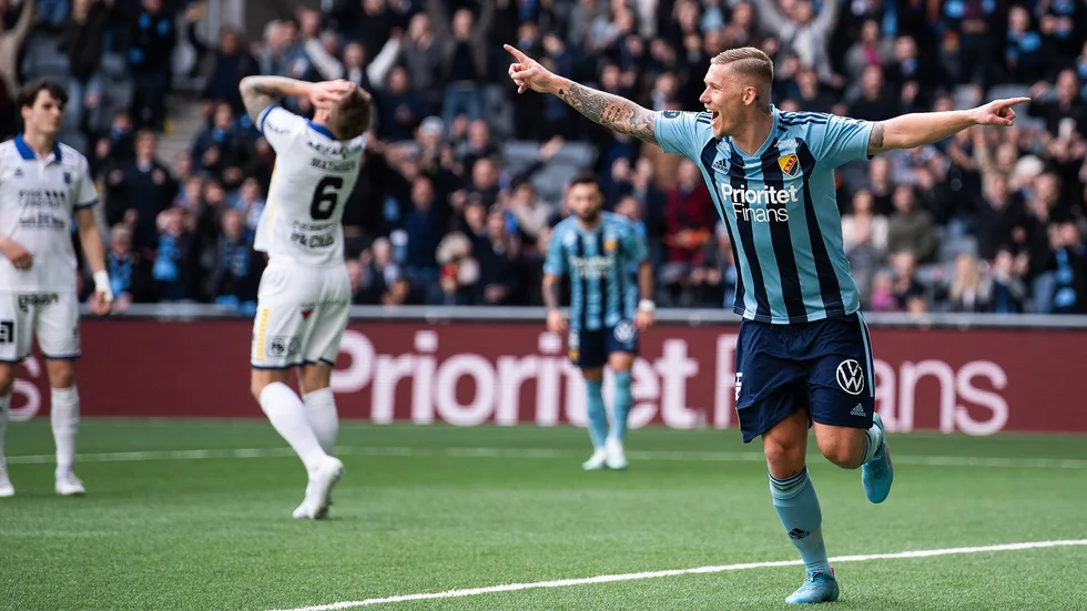 Djurgårdens Victor Edvardsen och Sirius Marcus Mathisen tar sig för ansiktet när Djurgården slog Sirius med klara 4-0 i slutet av april. Nu väntar returmöte på Studenternas.