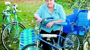 Jobbar heltid. Sirpa Leppänen som jobbar heltid hos finska föreningen i Överum är den som ser till att nästan tio ton om året av insamlade saker skeppas över till behövande i Estland.