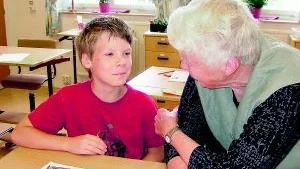 Seniorstöd. Sonja Jonasson i Ankarsrum lockades av att få vara ett extra stöd och hjälp i Ankarsrums skola på lågstadiet hos årskurs 2-3. Här är det Lukas Henriksson som hon gör sig bekant med.