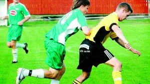 Kamp. Robin Lundahl i Loftahammar kämpar om bollen med en Vrigstadspelare under lördagens match. I bakgrunden syn Joakim Jansson.Foto: Ingemar Petersson
