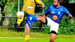 Duell. Tuff närkamp mellan Hvetlandas Henrik Johansson till vänster, och IFK:s Jens Eriksson till höger.                              Foto: Anders Liljegren.