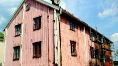 Åläggs att måla. Om inte ägaren till huset längs med Hamngatan i Västervik målar huset hotas han av ett vite på 50 000 kronor. I höst kan dessutom et löpande vite rulla igång som, betyder att han får betala 5 000 kronor varje vecka som huset står omålat. Foto: Anders Liljegren