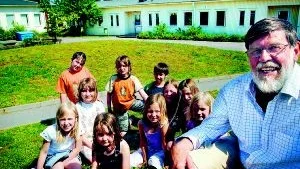 Omgiven av fritids barn i många år. Bosse Weimer  lämnar Karstorpsskolan där han varit rektor sedan 1993. Han har engagerat sig i skolans utveckling och tar med sig många ljusa skolminnen i sin välfyllda kappsäck.							   FOTO: MATILDA AHL