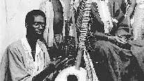 Kora. En kora i sin traditionella omgivning i Gambia där Annty Landherr Berlin arbetade en månad på 60-talet och kunde få med sig ett vackert instrument hem till Sverige.